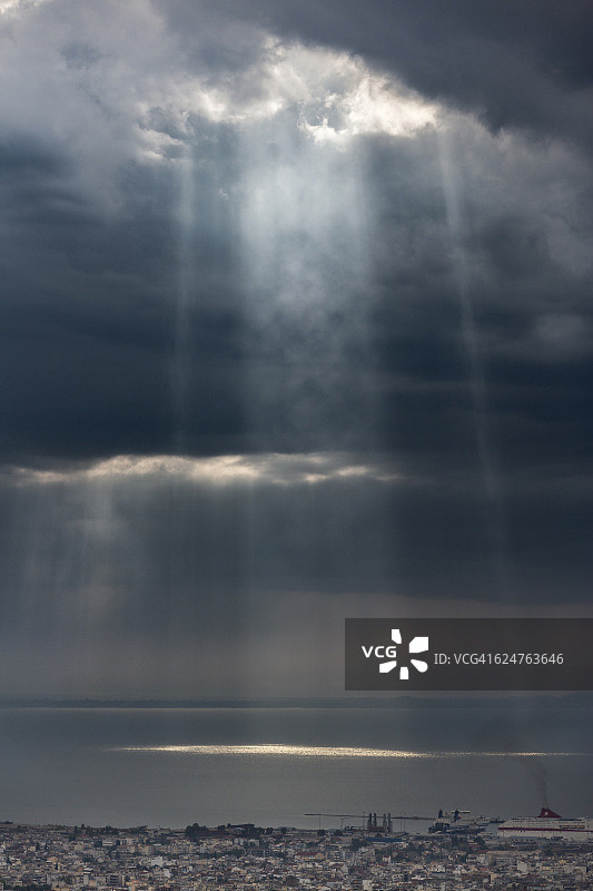 阳光穿透海面云层的景象图片素材