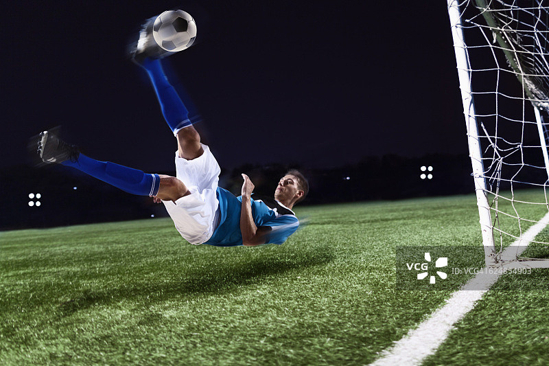 足球运动员射门图片素材