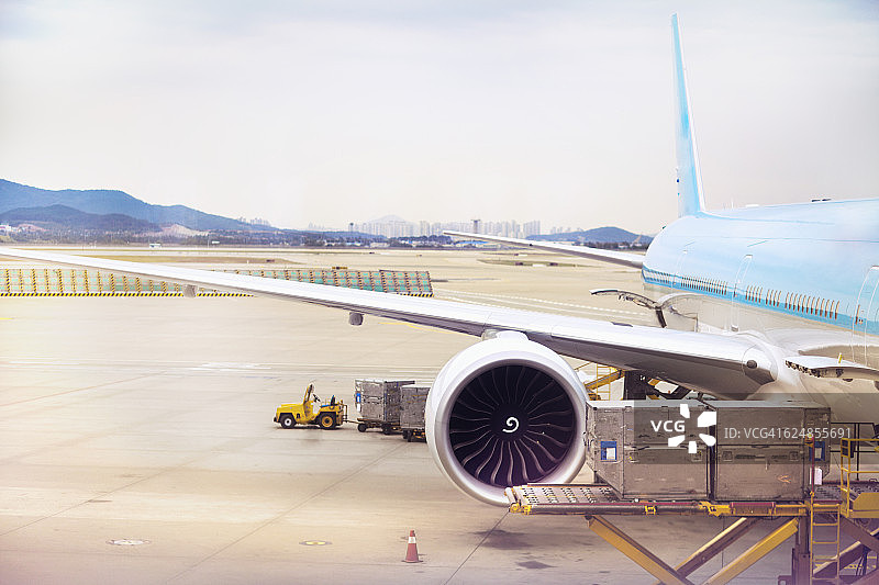 在机场卸载航空货物图片素材