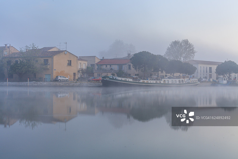 法国艾格莫尔特小镇的朦胧黎明图片素材