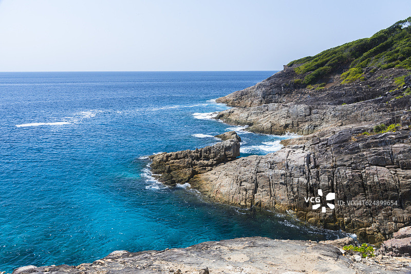 泰国达柴岛的礁石和碧绿海水图片素材