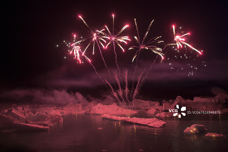 冰岛杰古沙龙冰川湖上的烟花图片素材
