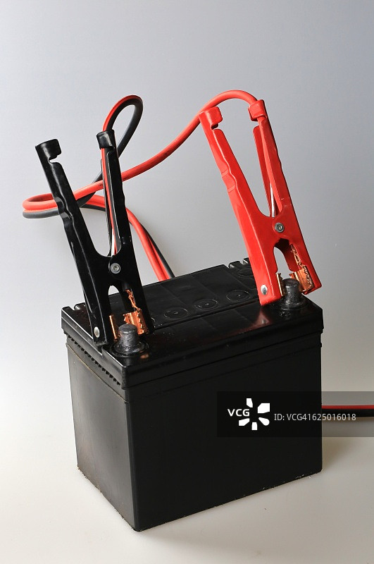 12伏铅酸汽车电池上的电缆图片素材