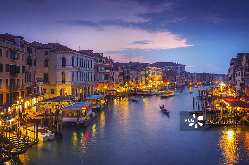 威尼斯大运河，从里亚托桥眺望图片素材