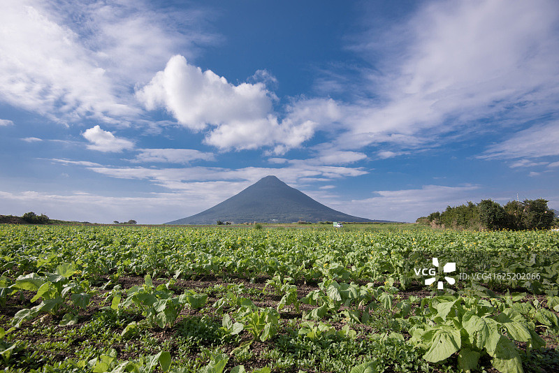 九州南部指宿火山地区的开闻岳火山和蓝天图片素材