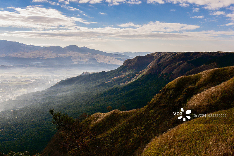 日本九州阿苏市拉普达路的群山图案图片素材