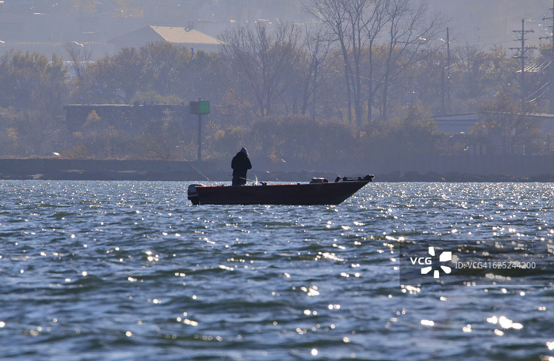 湖上的划船者图片素材