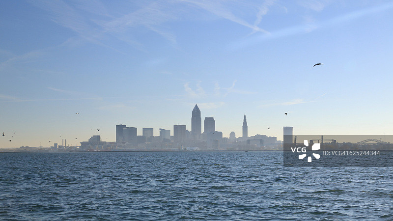 伊利湖上游船观赏克利夫兰天际线的清晨景色图片素材