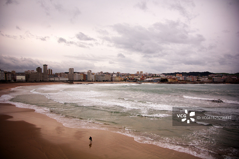 西班牙加利西亚自治区奥尔赞和里亚索海滩的阴天图片素材