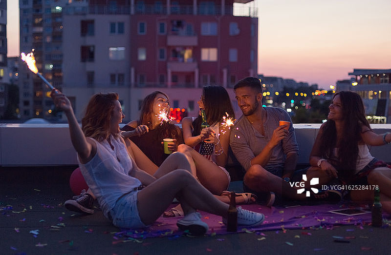 朋友们享受屋顶派对图片素材
