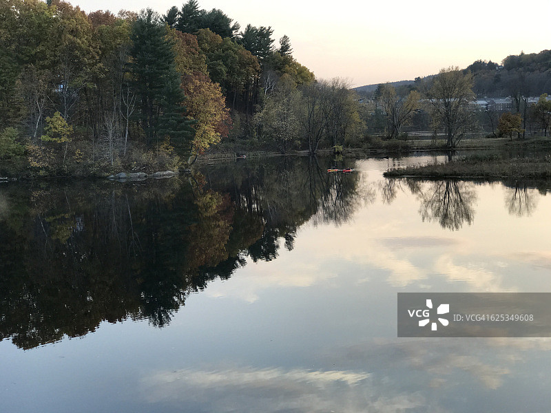 秋日湖泊图片素材