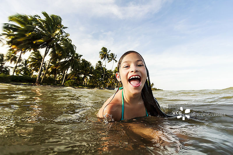 小女孩在热带海滩玩耍图片素材
