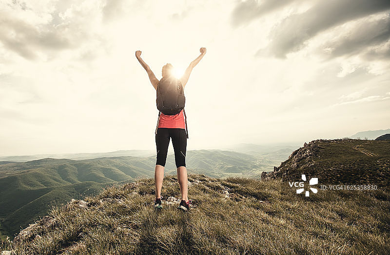 女人在山顶迎接太阳图片素材