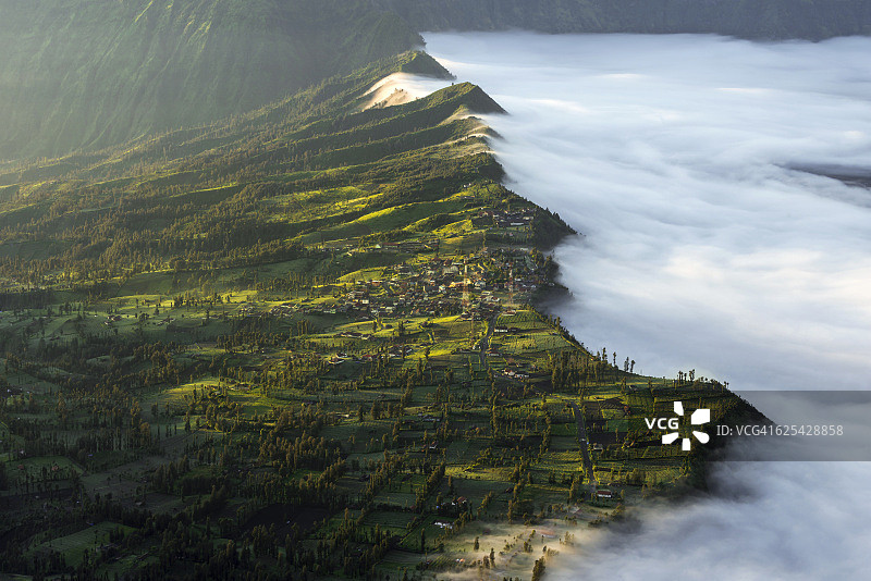 光线下的雾气图片素材