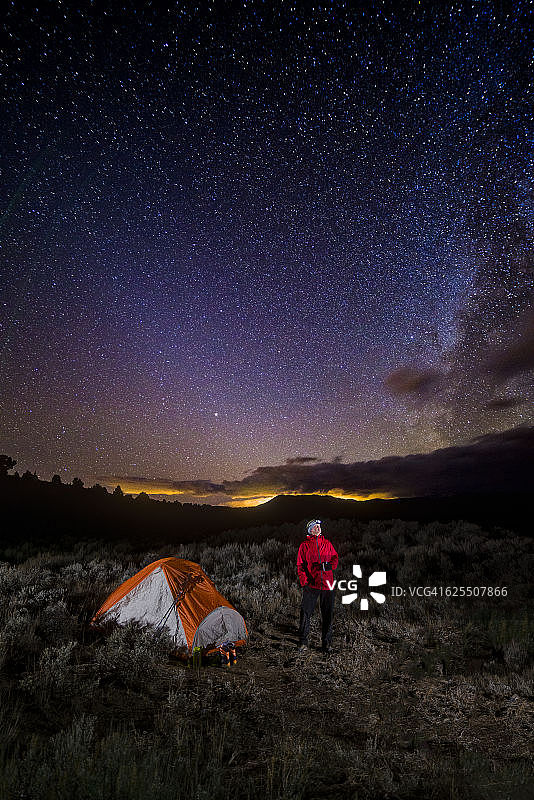 徒步露营观赏银河星空图片素材