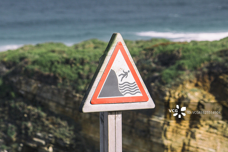 阿斯图里亚斯海滩悬崖落石危险标志（西班牙）图片素材