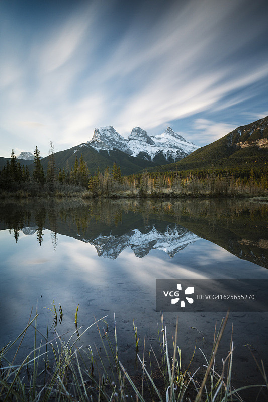 加拿大阿尔伯塔省坎莫尔三姐妹山倒影图片素材
