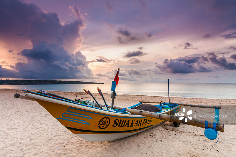 巴厘岛日落时分的戎克渔船图片素材