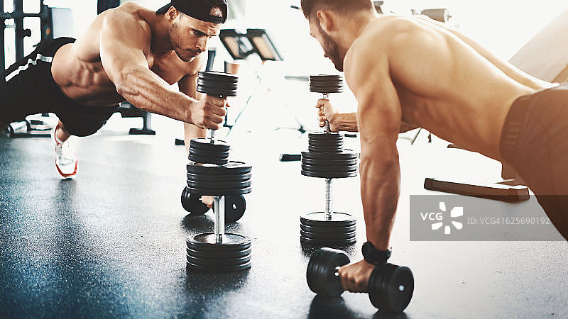 健身房中的俯卧撑图片素材