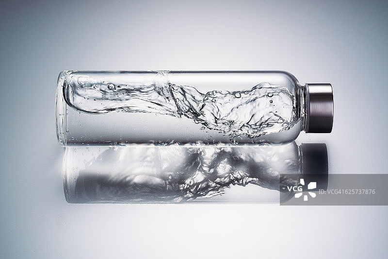 玻璃瓶中的水波图片素材