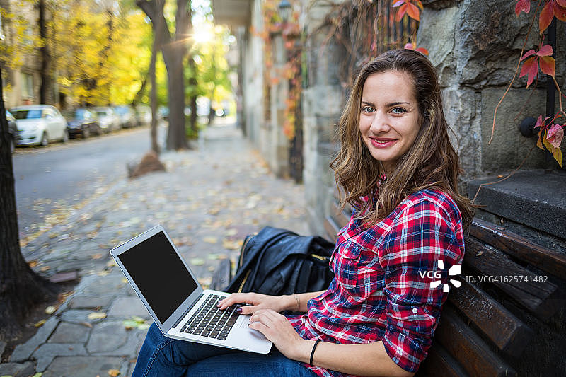 在笔记本电脑上浏览图片素材