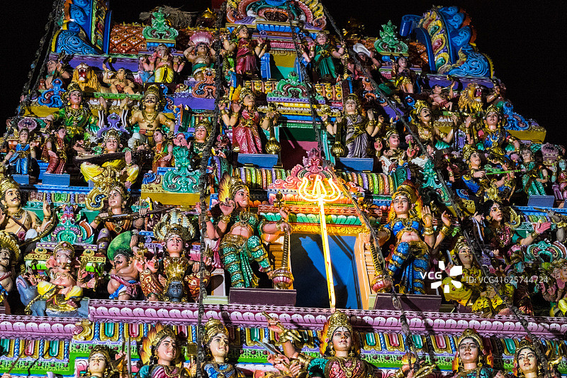 印度教寺庙屋顶上色彩鲜艳的印度神祇雕塑图片素材