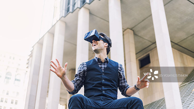 年轻男人使用VR眼镜图片素材