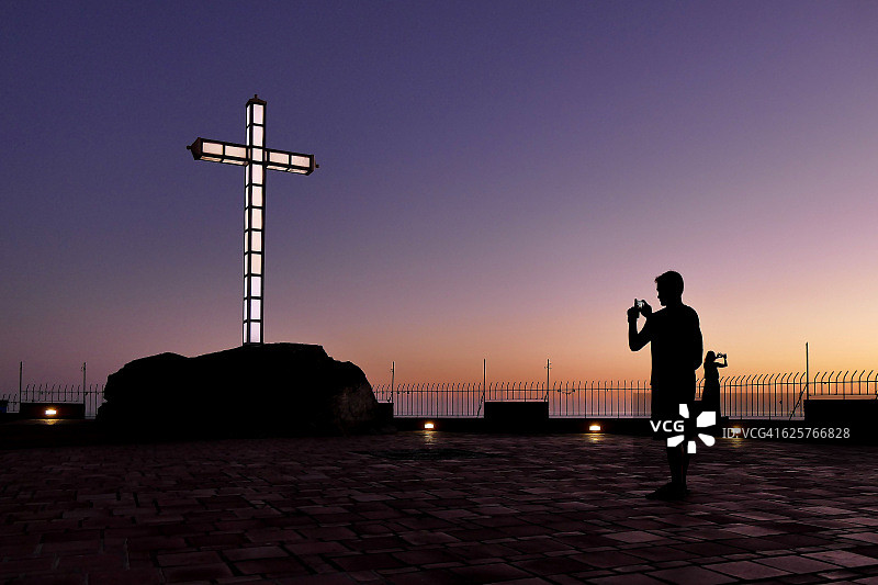 游客在格拉纳达拍摄圣山顶部的十字架图片素材