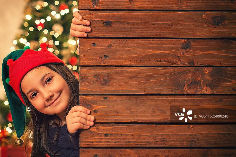 手持空白木板的可爱小女孩图片素材