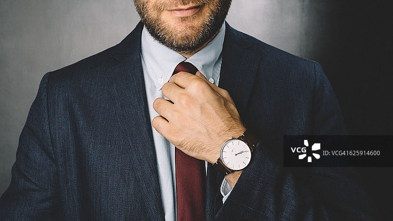 正在穿衣服的商人图片素材