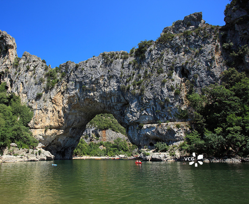 法国阿尔代什河天然拱桥图片素材