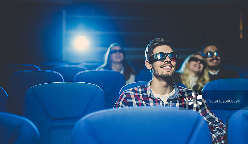 一小群人正在看电影图片素材