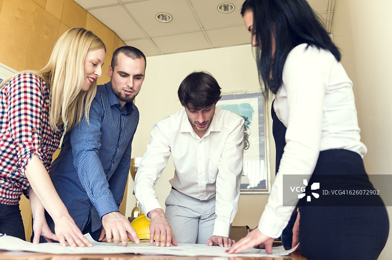 建筑师查看蓝图图片素材