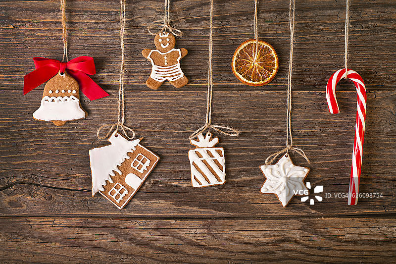 木质背景上的圣诞姜饼图片素材