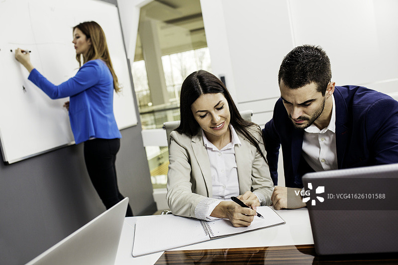 在办公室工作的商务团队图片素材