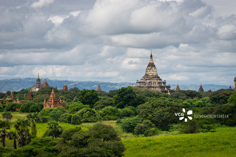 蒲甘古城雪山都佛塔和寺庙阴天景色，曼德勒图片素材