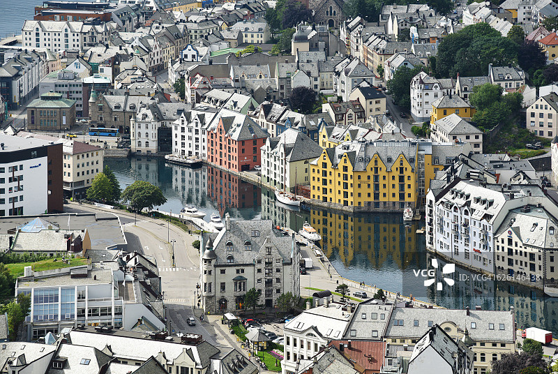 从阿克斯拉山看到的挪威奥勒松古镇图片素材