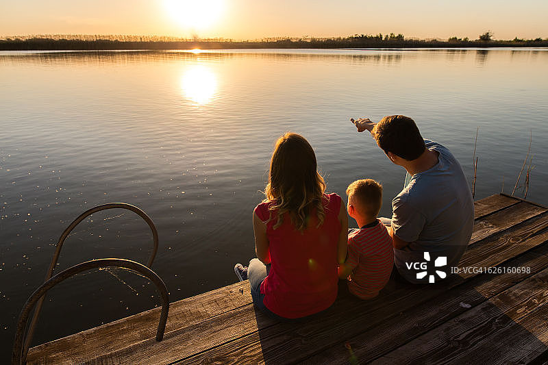 在码头上放松的家庭背影图片素材