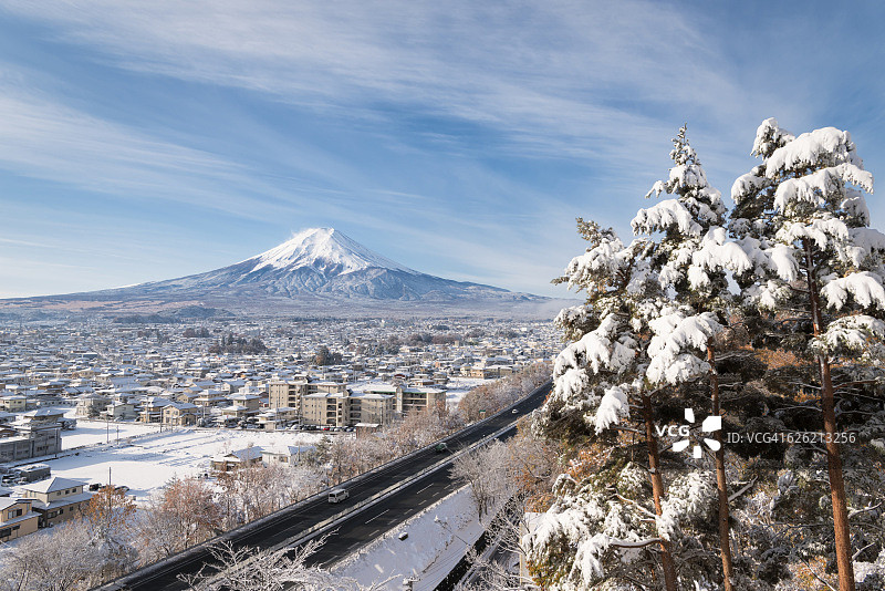 清晨雪中的富士吉田市远眺富士山图片素材