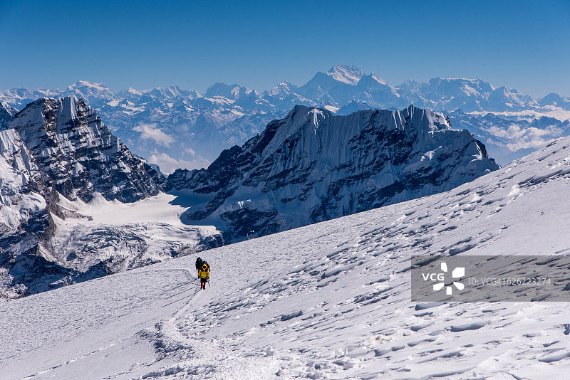 登山者走向梅拉峰图片素材