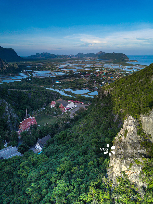 泰国三百峰国家公园的石灰岩山脉图片素材