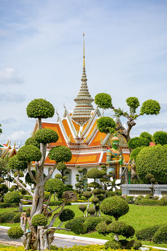 曼谷郑王庙与花园蓝天景色图片素材