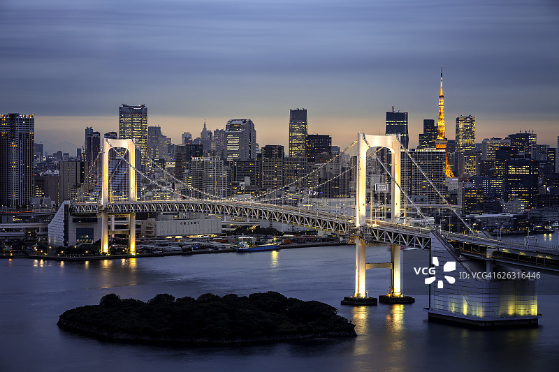 东京彩虹桥和城市景观图片素材