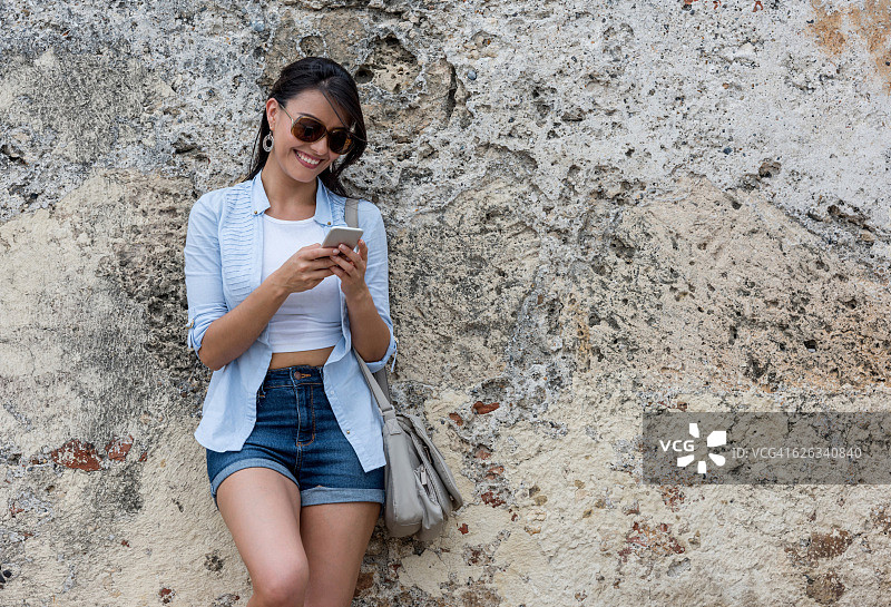 旅行中的女人使用社交网络图片素材