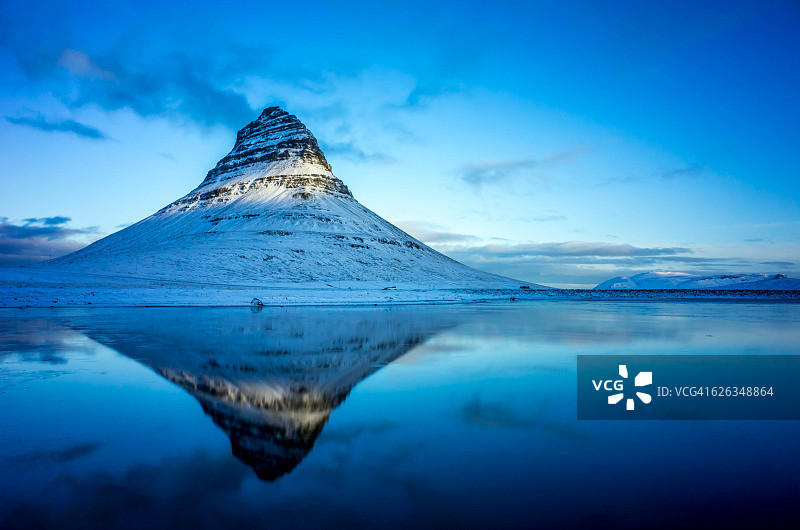 教会山标志性山峰倒影，冰岛图片素材