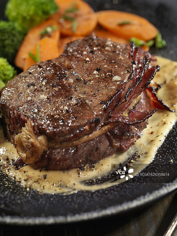 培根卷牛排片配奶油胡椒酱图片素材