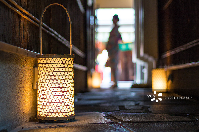 黑暗小巷里的灯笼图片素材