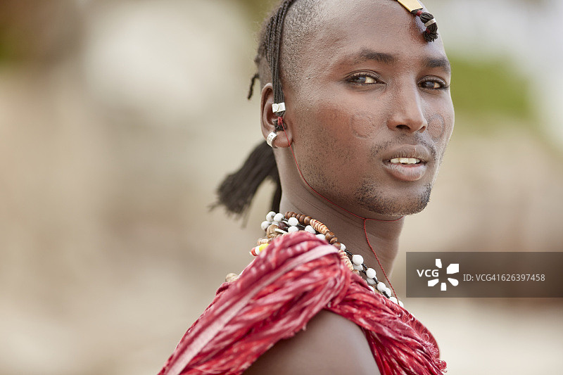 站在桑给巴尔棕榈树下的优雅马赛男人图片素材