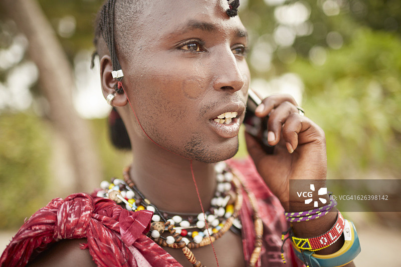 使用智能手机的优雅马赛男人图片素材