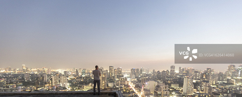 男人在摩天大楼顶端图片素材